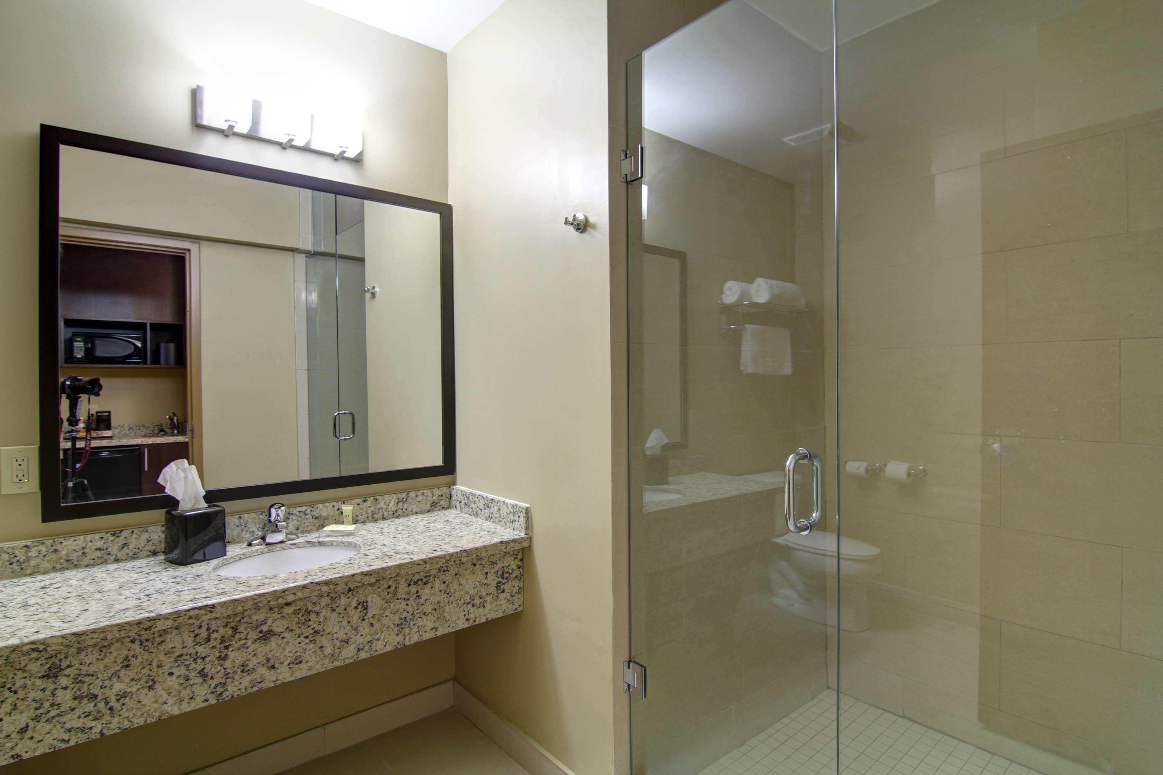 Best Western Plus Боуменвилл Экстерьер фото
