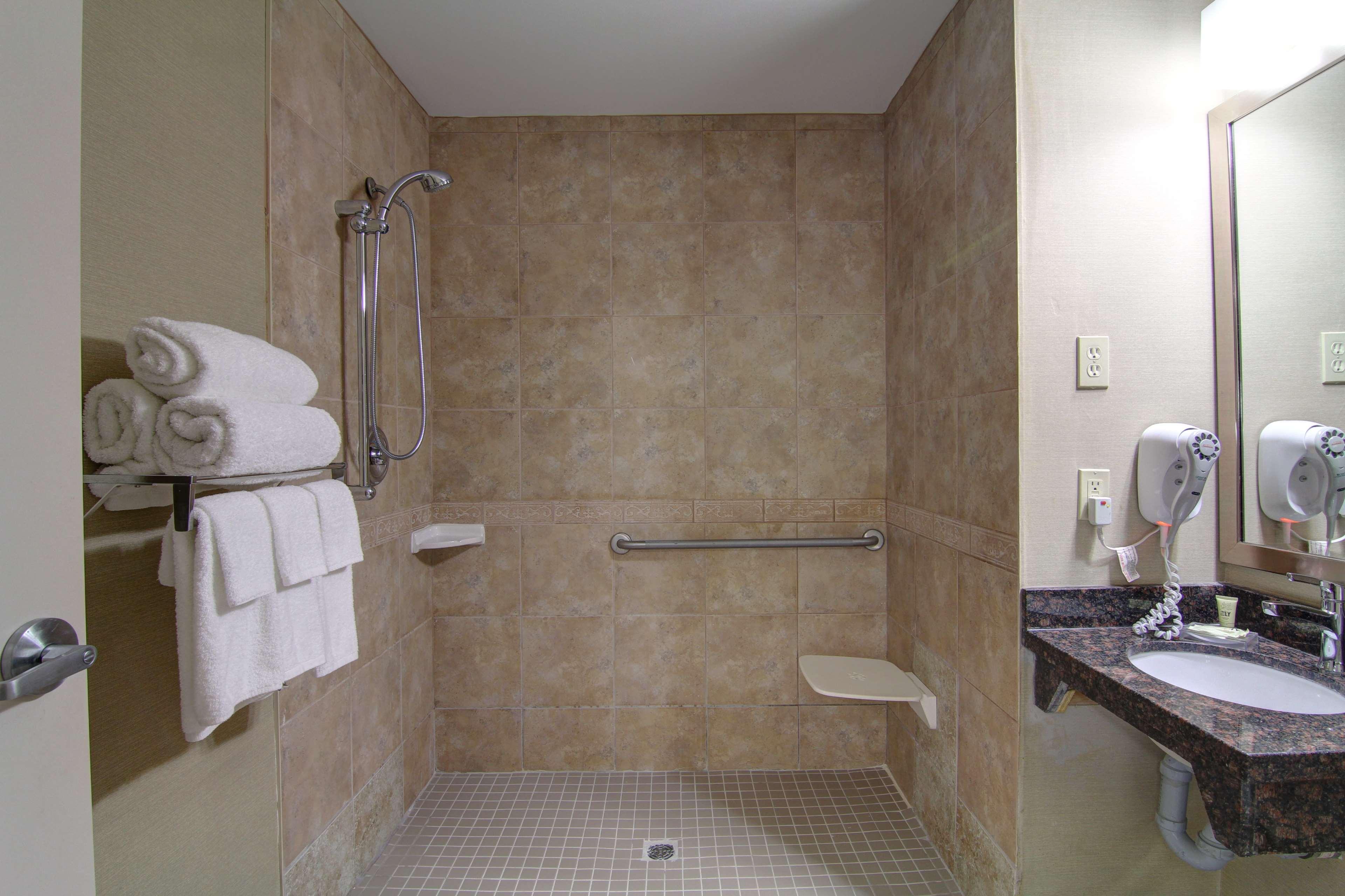 Best Western Plus Боуменвилл Экстерьер фото
