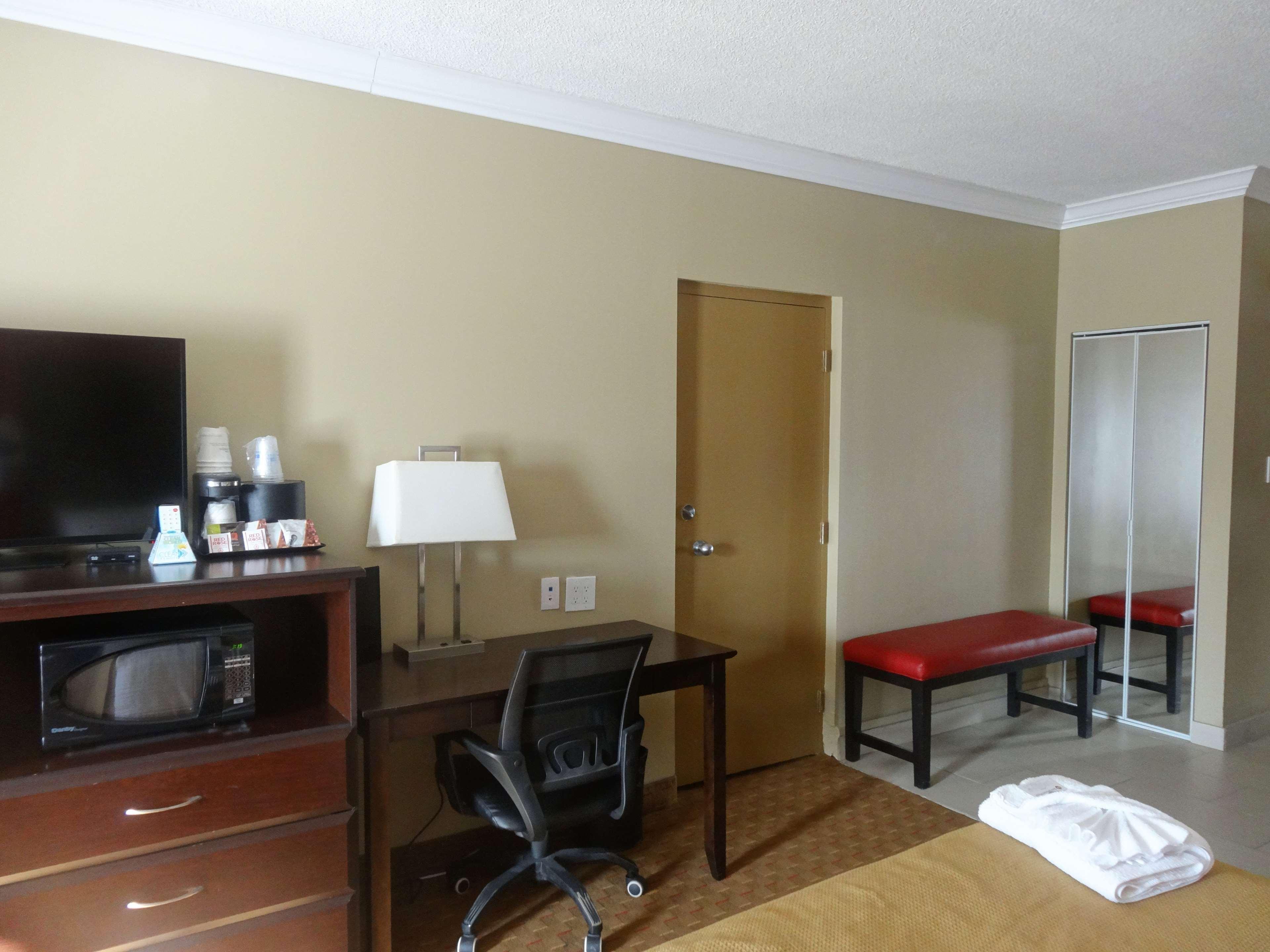 Best Western Plus Боуменвилл Экстерьер фото